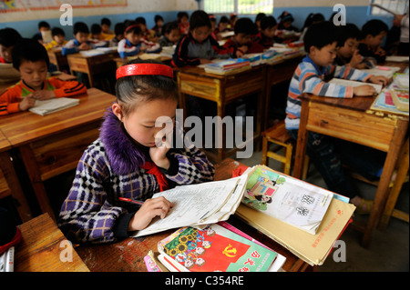 Chinesische Grundschüler besuchen Klasse in remote-Landschaft in Duan County, Guangxi, China. 20. April 2011 Stockfoto
