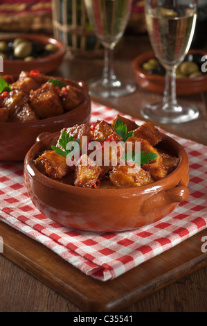 Patatas Bravas Tapa. Tapas snack Vorspeise Spanien Stockfoto