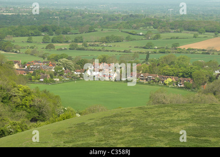 Blick nach Norden über das Dorf Poynings und die umliegende Landschaft von South Downs National Park. Stockfoto