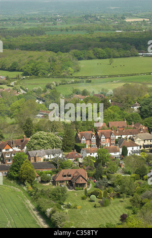 Blick nach Norden über das Dorf Poynings und die umliegende Landschaft von South Downs National Park. Stockfoto