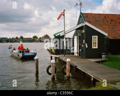 Dies ist die erste oder letzte Station der Fähre, die zwischen Bahnhof Zaandam und die Windmühlen in Zaanse Schans ausgeführt wird Stockfoto