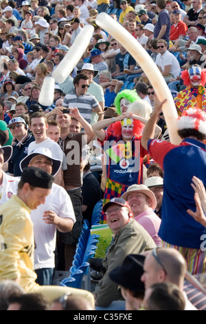 Cricket Menge Turm aus Kunststoff trinken Gläser - vierte Asche Test Cricket Match Deutschland gegen England Headingly England Stockfoto