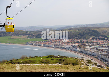 Ein älteres Ehepaar genießen Sie eine Fahrt auf der Great Orme-Seilbahn in Llandudno mit der Stadt im Hintergrund Stockfoto