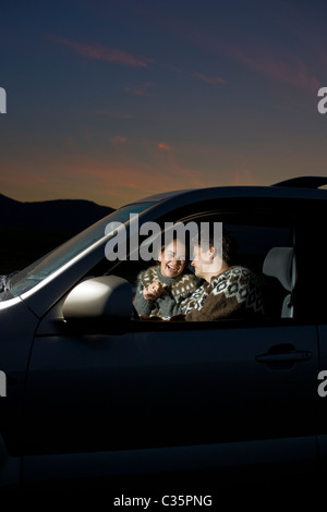 Paar im Auto Stockfoto