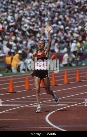 Grete Waitz (NOR) den zweiten Platz in der Frauen Marathon bei den Olympischen Spielen 1984 in Los Angeles. Stockfoto