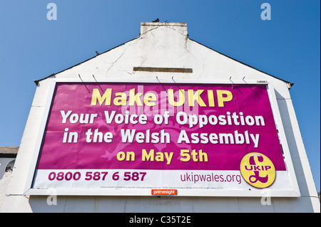 Werbung Billboard auf PRIMESIGHT Seitenwand des Hauses Website Werbung für politische Partei UKIP in Waliser Versammlung Wahlen Stockfoto