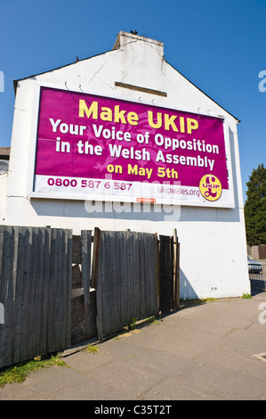 Werbung Billboard auf PRIMESIGHT Seitenwand des Hauses Website Werbung für politische Partei UKIP in Waliser Versammlung Wahlen Stockfoto