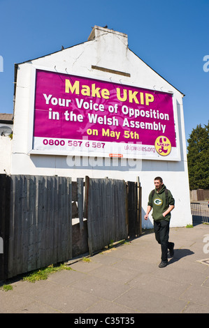 Werbung Billboard auf PRIMESIGHT Seitenwand des Hauses Website Werbung für politische Partei UKIP in Waliser Versammlung Wahlen Stockfoto