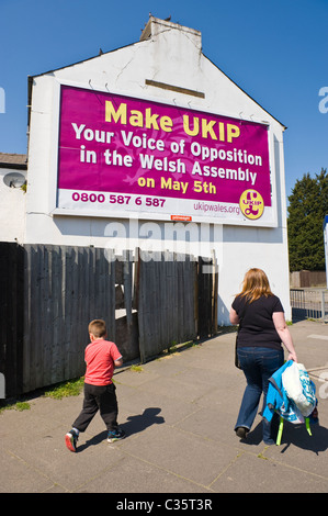 Werbung Billboard auf PRIMESIGHT Seitenwand des Hauses Website Werbung für politische Partei UKIP in Waliser Versammlung Wahlen Stockfoto