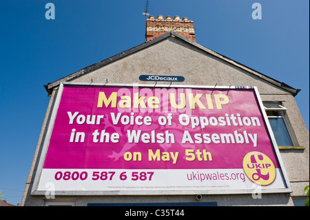 Werbung Billboard auf JCDecaux Seitenwand des Hauses Website Werbung für politische Partei UKIP in Waliser Versammlung Wahlen Stockfoto