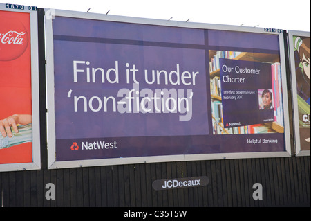 Werbung auf Reklametafeln JCDECAUX Straßenrand Website Werbung für NATWEST BANK Stockfoto