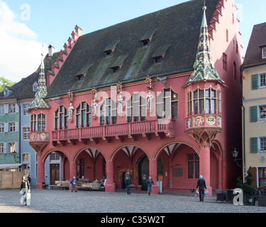 Reich verzierte öffentliches Gebäude in dem Münsterplatz, Freiburg, Deutschland Stockfoto