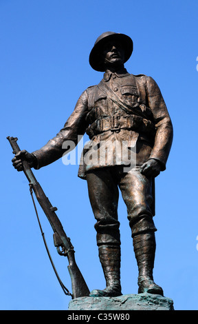 Eine Bronze-Soldat steht als ein Denkmal für gefallene Soldaten des ersten Weltkriegs Stockfoto
