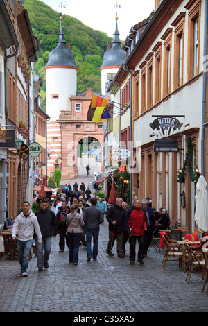 Blick entlang der belebten Straße Steingasse, an der alten Brücke (Alte Brücke oder Karl-Theodor-Brücke)-Heidelberg Stockfoto