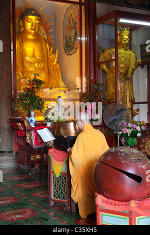 KEK Sok Si Temple, Penang Malaysia-Mönch Tracht Prügel gong Stockfoto