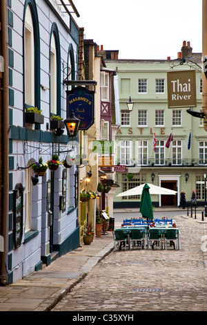 Church Lane, ein kleinen gepflasterten Straße von Bars, Cafés und Restaurants in Windsor, Berkshire, England, UK Stockfoto