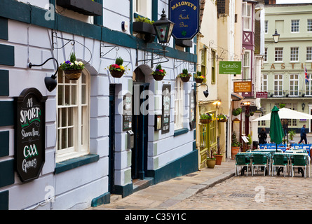 Church Lane, ein kleinen gepflasterten Straße von Bars, Cafés und Restaurants in Windsor, Berkshire, England, UK Stockfoto