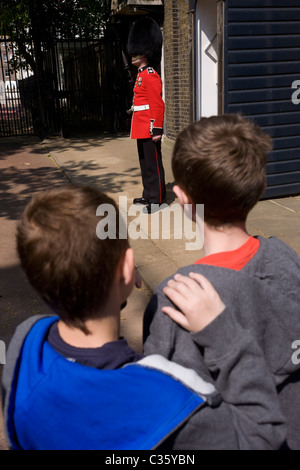 Junge Brüder und Sentry Gardist außerhalb Clarence 24 Stunden vor der königlichen Hochzeit von Prinz William und Kate Middleton. Stockfoto