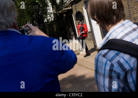 Royalisten und Sentry Gardist außerhalb Clarence 24 Stunden vor der königlichen Hochzeit von Prinz William und Kate Middleton. Stockfoto