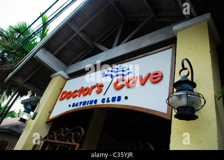 Ärzte-Höhle Baden Club Schild am Ärzte Cave Beach, Montego Bay, St. James, Jamaika Stockfoto