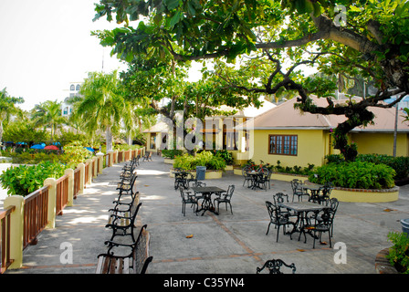 Die Terrasse vor dem Clubhaus in Ärzte Cave Beach, Montego Bay, St. James, Jamaika Stockfoto