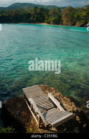 Chaiselongue aus Holz an der Strandbucht in großen Hütten Öko-Resort, Boston Bay, Portland, Jamaika Stockfoto