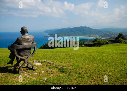 Skulptur von Noel Coward im Firefly, jamaikanische Zuhause von Noel Coward, mit Blick auf Port Maria Bay, St Mary, Jamaika Stockfoto