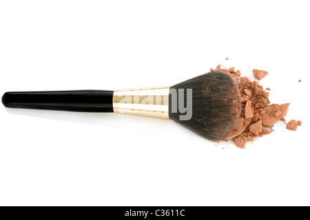 Make-up Pinsel und braunen Pulver isoliert auf weißem Hintergrund Stockfoto