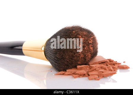 Make-up Pinsel und braunen Pulver isoliert auf weißem Hintergrund Stockfoto