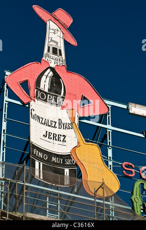 Die berühmten Tio Pepe Werbeschild an der Plaza de La Puerta del Sol im Zentrum von Madrid, Spanien. Stockfoto