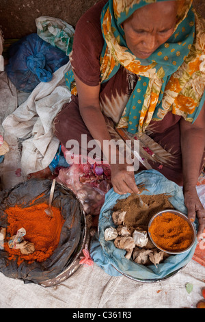 Straßenszene mit Gewürz-Verkäufer - Old Town, Harar, Äthiopien, Afrika Stockfoto