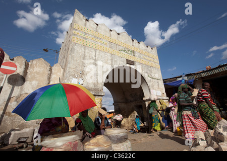 Straßenszene mit alten Stadt Tore - Old Town, Harar, Äthiopien, Afrika Stockfoto