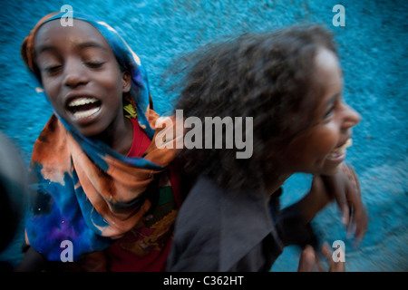 Straßenszene mit lachenden Mädchen - Altstadt, Harar Äthiopien, Afrika Stockfoto