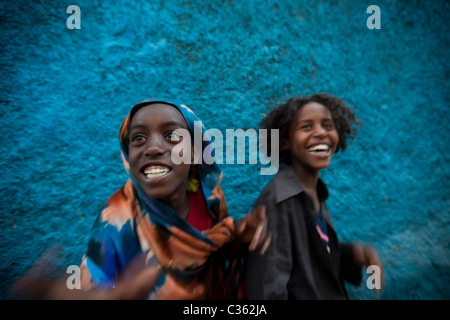 Straßenszene mit lachenden Mädchen - Altstadt, Harar Äthiopien, Afrika Stockfoto