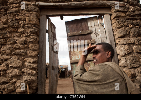 Ein Argoba Mann steht vor seinem Haus in der Stadt Koremi, in der Nähe von Harar im äthiopischen Hochland von Afrika. Stockfoto