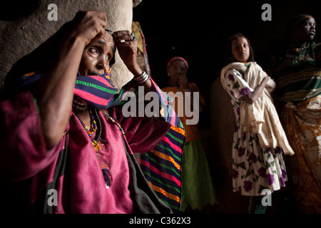 Eine Argoba-Familie steht in ihrem Haus in Koremi Dorf in der Nähe von Harar, Äthiopien, Afrika Stockfoto