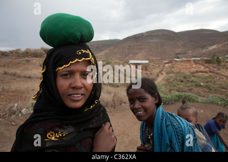 Argoba Frauen stehen in dem Dorf Koremi in der Nähe von Harar in Äthiopien die Eastern Highlands, Afrika. Stockfoto