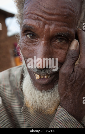 Ein älterer Argoba Mann lächelt in das Dorf Koremi, außerhalb Harar in Ost-Äthiopien, Afrika. Stockfoto