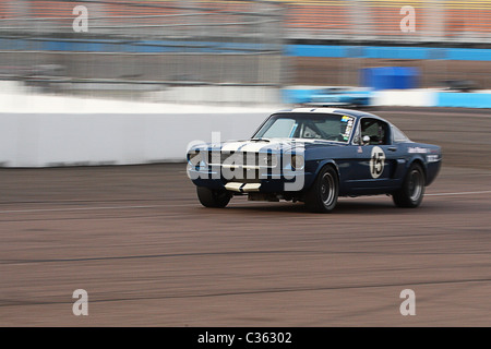 Schuss von einem blauen Shelby Mustang schwenken Stockfoto