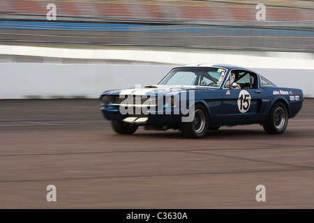 Schuss von einem blauen Shelby Mustang schwenken Stockfoto