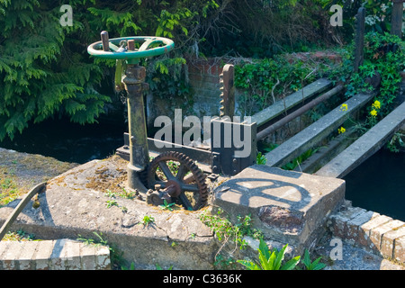 Winchester, alte Hauptstadt von Wessex, alte mechanische Verriegelung oder Wehr auf Teil des Flusses Itchen Stockfoto