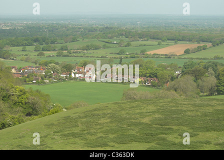 Blick nach Norden über das Dorf Poynings und die umliegende Landschaft von South Downs National Park. Stockfoto