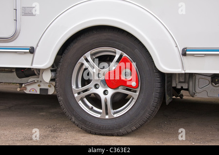 Kutscher Wohnwagen mit Al-Ko Felgenschloss ausgestattet Stockfoto, Bild