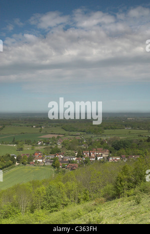 Blick nach Norden über das Dorf Poynings und die umliegende Landschaft von South Downs National Park. Stockfoto