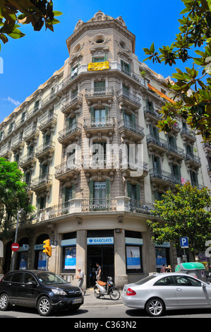 Gebäude an der Kreuzung der Rambla de Prat und Carrer Gran de Gracia in Barcelona, Spanien. Stockfoto