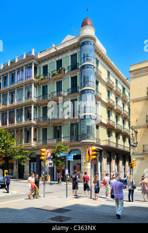 Gaudis Einfluss auf dieses Gebäude an der Kreuzung von Travessera de Gràcia und Carrer Gran de Gracia in Barcelona, Spanien. Stockfoto