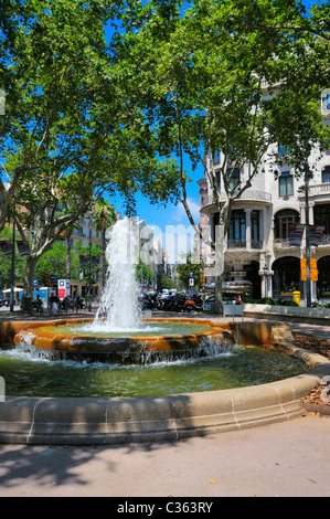 Der Brunnen vor Hotel Fall Fuster am Passeig De Gràcia, Barcelona, Spanien. Stockfoto