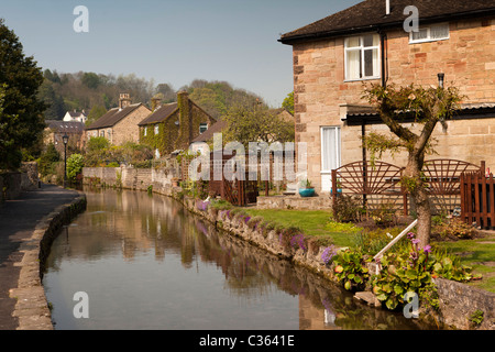 UK, Derbyshire, Peak District, Bakewell, Häuser am vom Menschen verursachten Rückstau des Flusses Wye Durchreise durch die Stadt Stockfoto