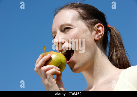 Junge weibliche Hobby-Läufer isst einen Apfel nach dem Joggen Übung. Stockfoto