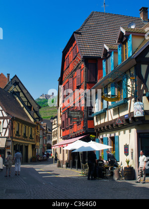 Die kleine historische Stadt von Ribeauvillé, einer Gemeinde im Departement Haut-Rhin im Elsass im Nord-Osten Frankreichs. Stockfoto